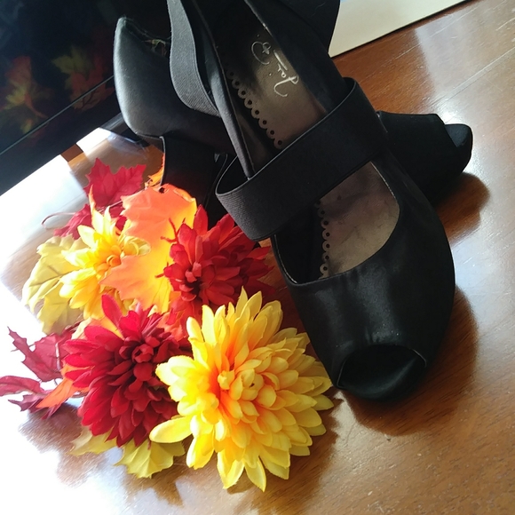 Shoes - Picture 3 of 5